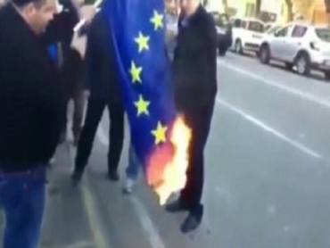 ‏تحت شعار "سننقذ أنفسنا" الإيطاليون يحرقون علم الاتحاد الأوروبي(فيديو)